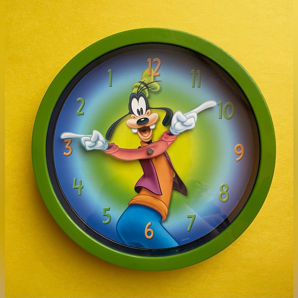 Vintage Disney Goofy Wall Clock - Green and Blue